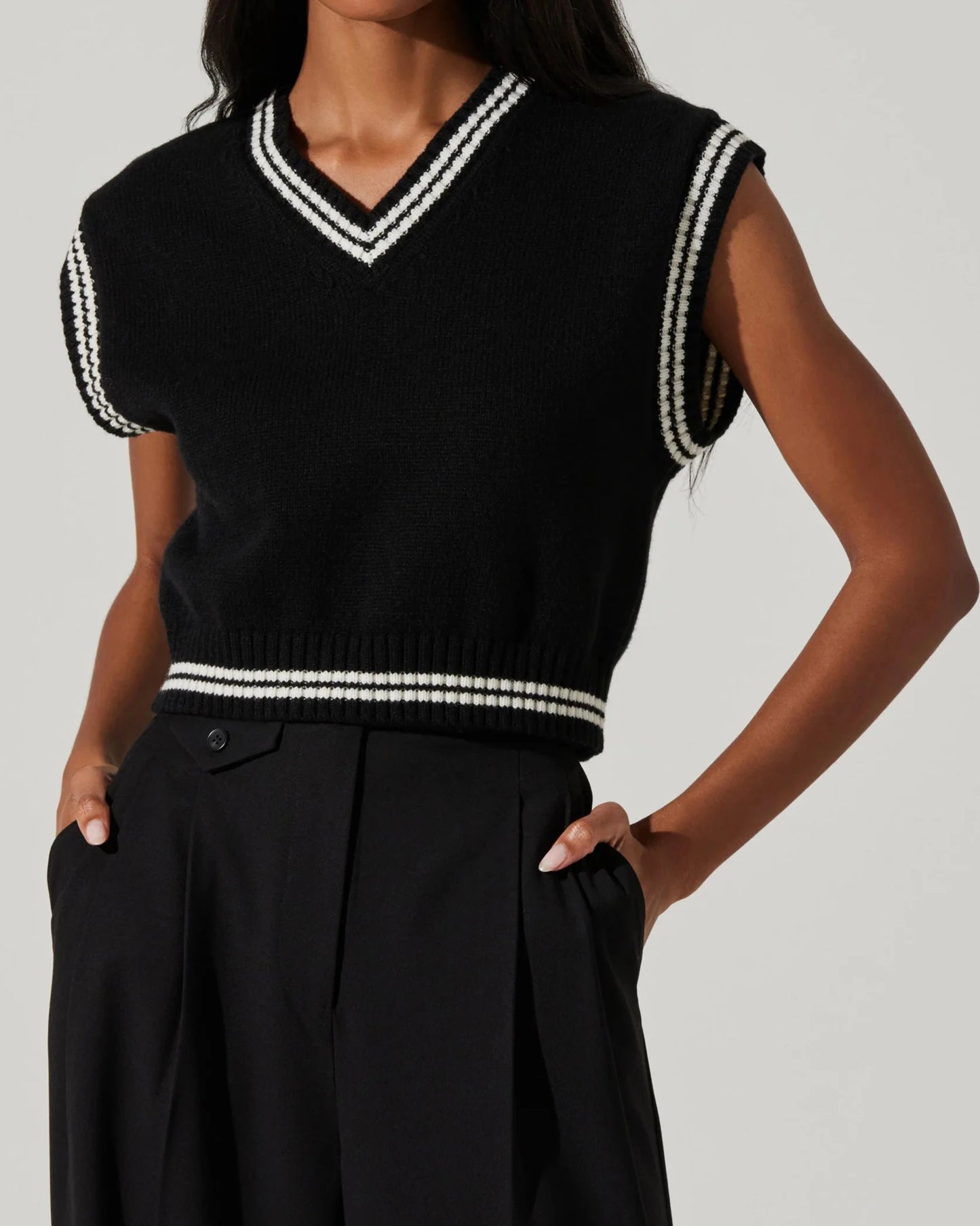 ASTR Kirby V-Neck Cropped Sweater Vest