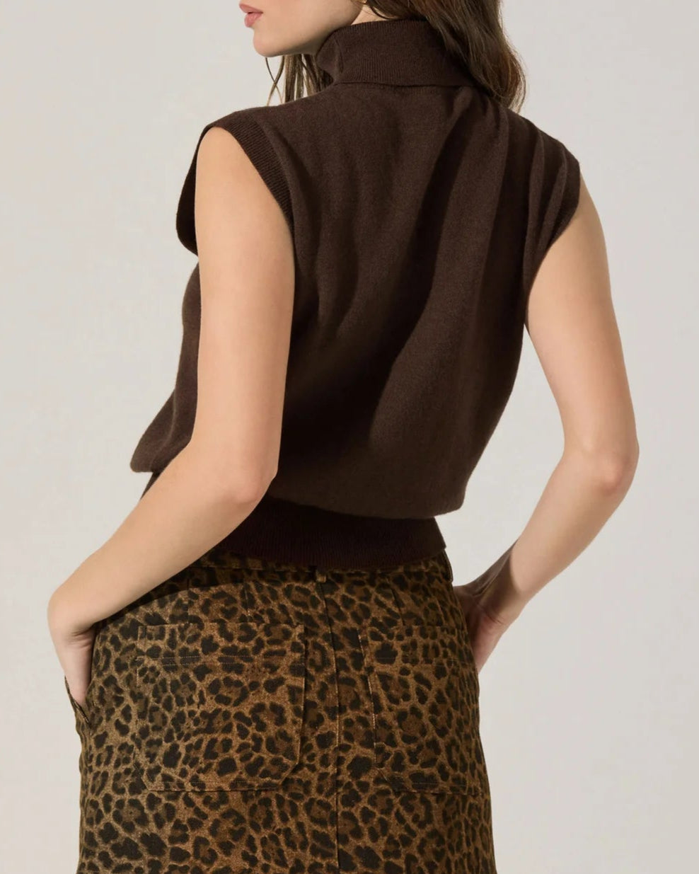ASTR Avah Sleeveless Turtleneck Sweater | Brown